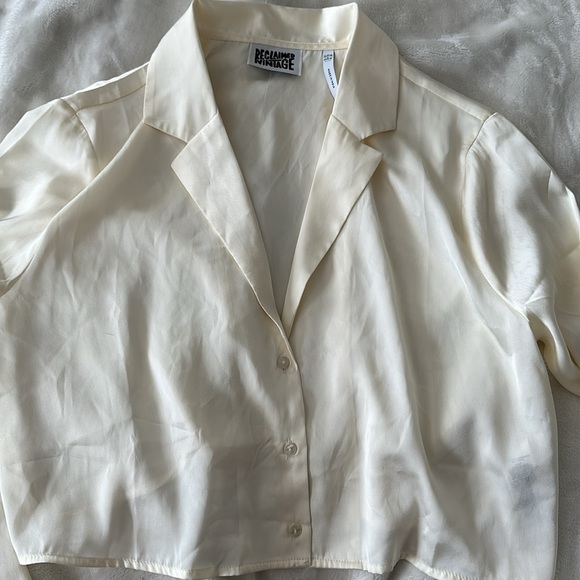 NWOT RECLAIMED VINTAGE CREAM SATIN DEEP V BUTTON CROP LONG SLEEVE. SIZE 10 - Picture 2 of 3